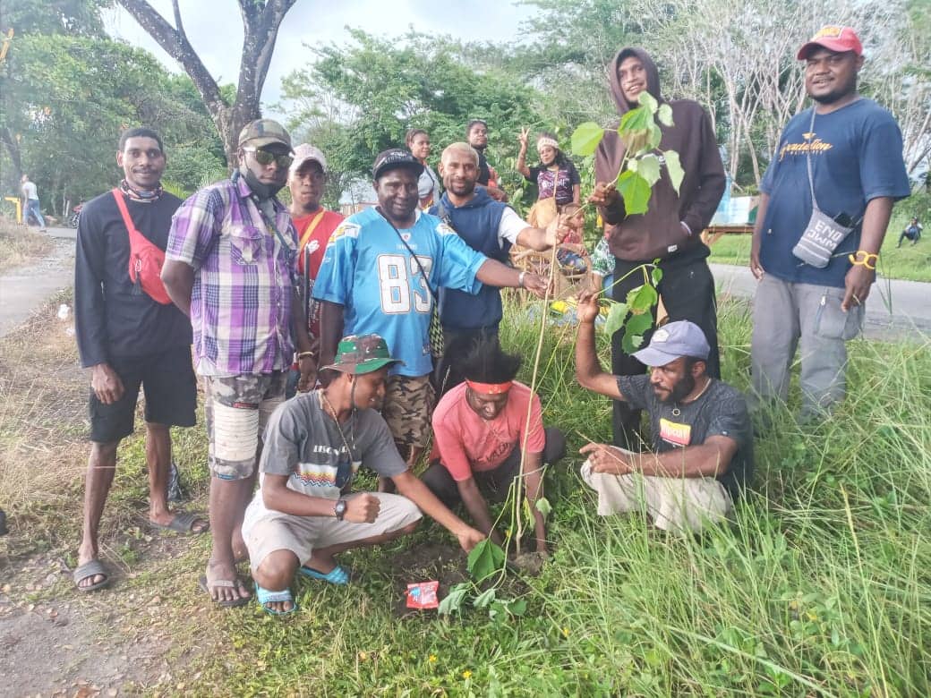 Ilustrasi berita Mimika: Panitia Rekonsiliasi Mimika Wee Tanam Pohon di Jalan Air Port Timika, Gelar Tarian Seka untuk Kumpul Dana