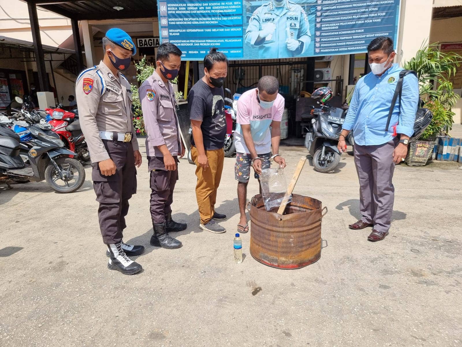 Ilustrasi berita Papua: Warga Diminta Lapor Jika Ada Info Kepemilikan Narkotika, Kemarin Polisi Musnahkan 3,7 Kilogram Ganja di Jayapura