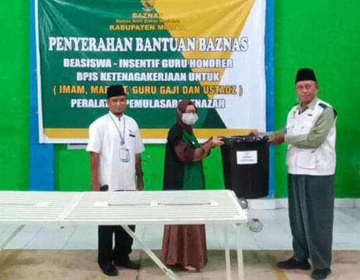 Ilustrasi berita Mimika: Baznas Mimika Serahkan Empat Jenis Bantuan, Umar: Bantu Pemerintah Entaskan Kemiskinan