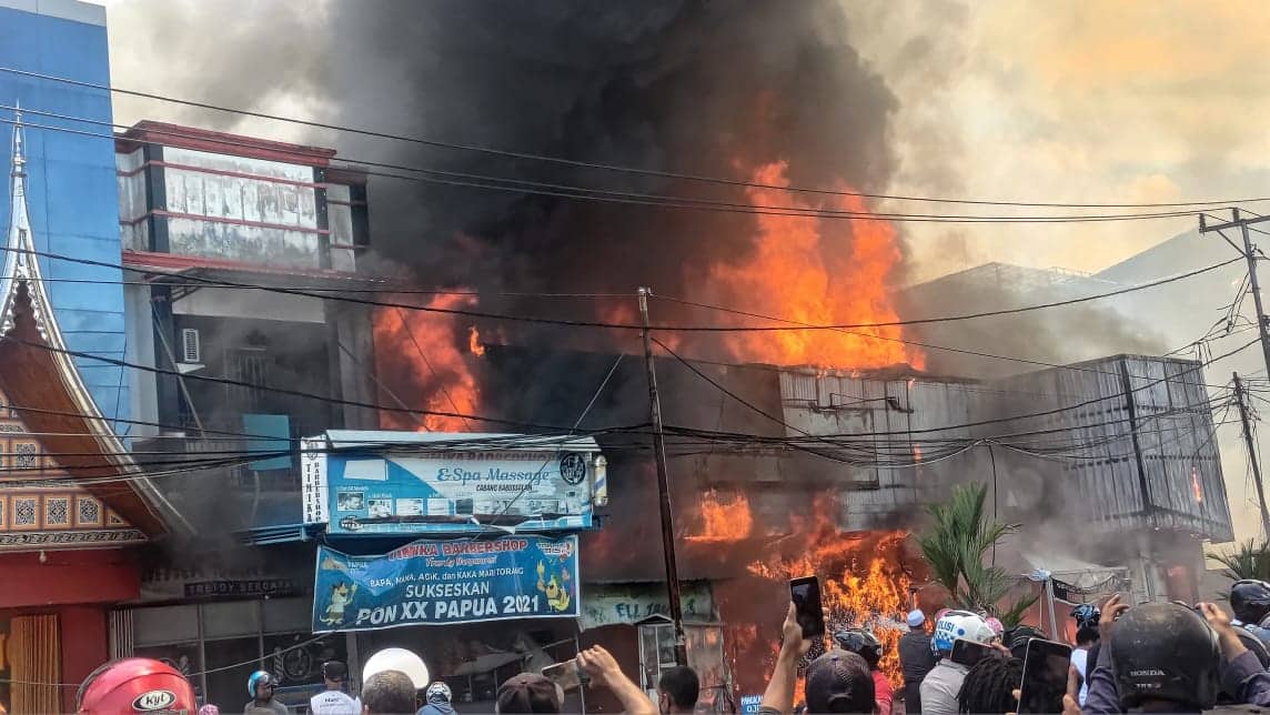 Ilustrasi berita Mimika: Saksi Mata : Api Diduga dari Jualan Warung Empek-empek, Saat Didobrak Api Sudah Membesar, Membakar Tabung Gas