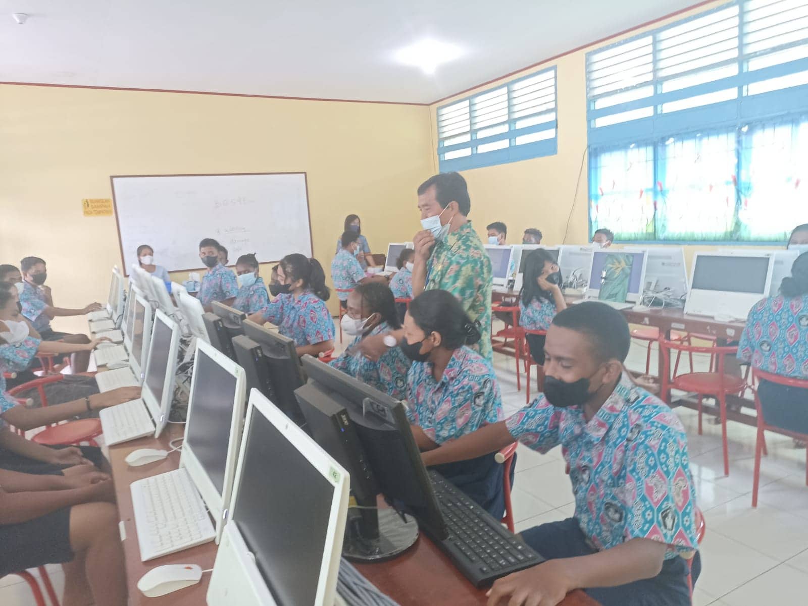 Ilustrasi berita Mimika: Hari Terakhir Ujian, Akibat Lumpuh Dua Siswa SMPN 2 Terpaksa Ujian di Rumah Didampingi Wali Kelas