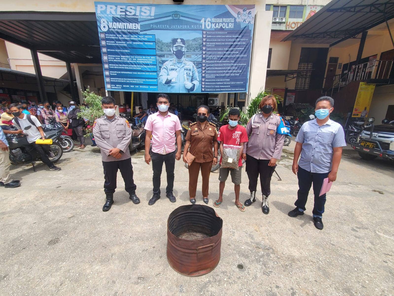 Ilustrasi berita Papua: Diamankan dari Tangan Seorang Tersangka, Polresta Jayapura Kota Musnahkan 722,60 Gram Ganja