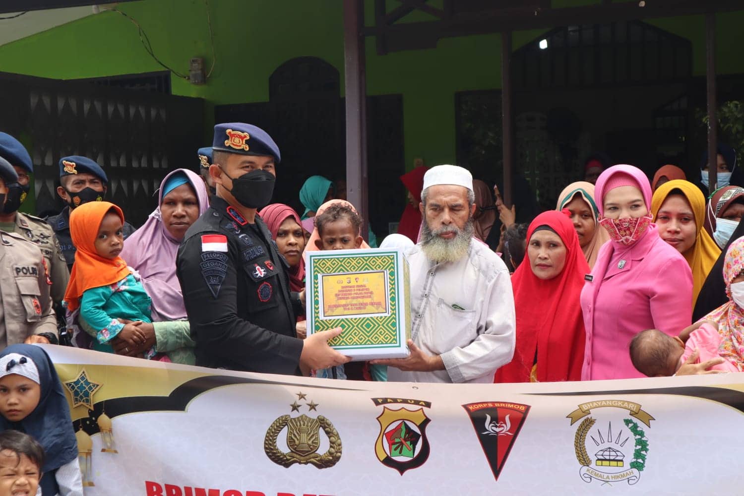 Ilustrasi berita Mimika: Kunjungi Panti Asuhan Laskar Pelangi, TPA Alquran dan Masjid, Brimob Timika Berbagi Kasih di Bulan Penuh Berkah