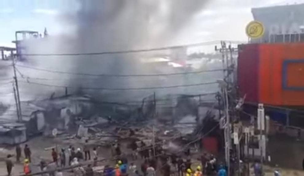 Ilustrasi berita Mimika: Api Berhasil Padam, Kebakaran Hebat di Samping Diana Mall Hanguskan 6 Ruko