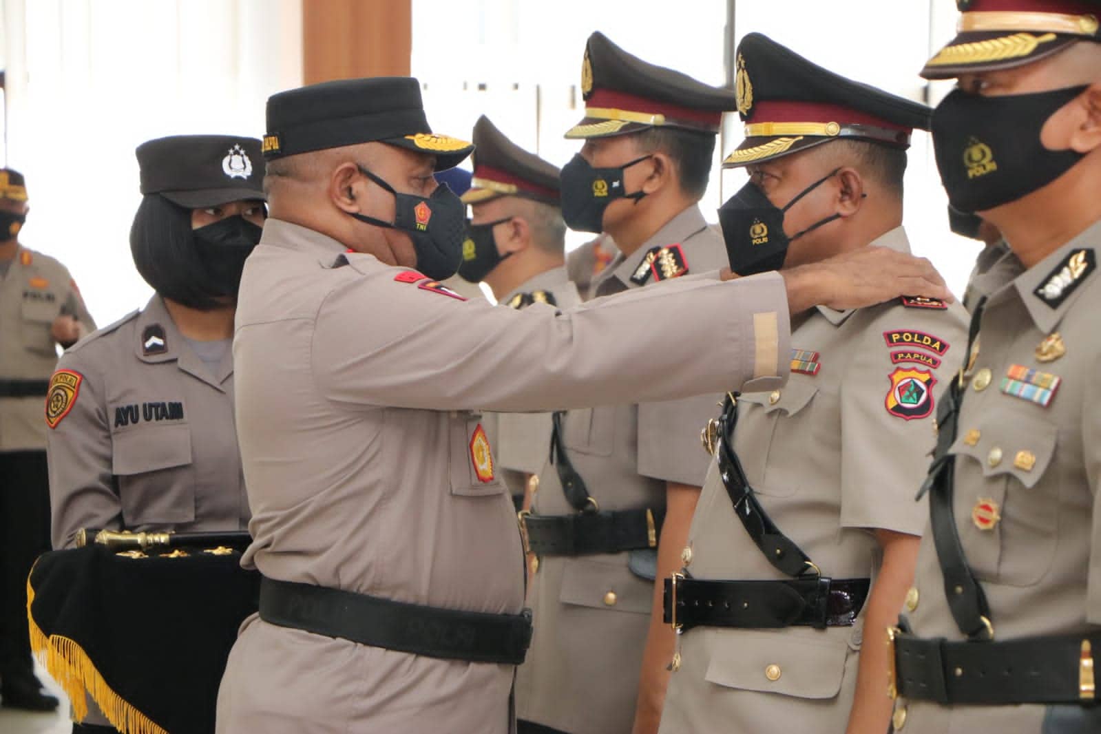 Ilustrasi berita Mimika: Sempat Tertunda, Kapolda Papua Pimpin Serah Terima Jabatan 3 Pejabat Utama dan 4 Kapolres, Mimika Resmi Diganti