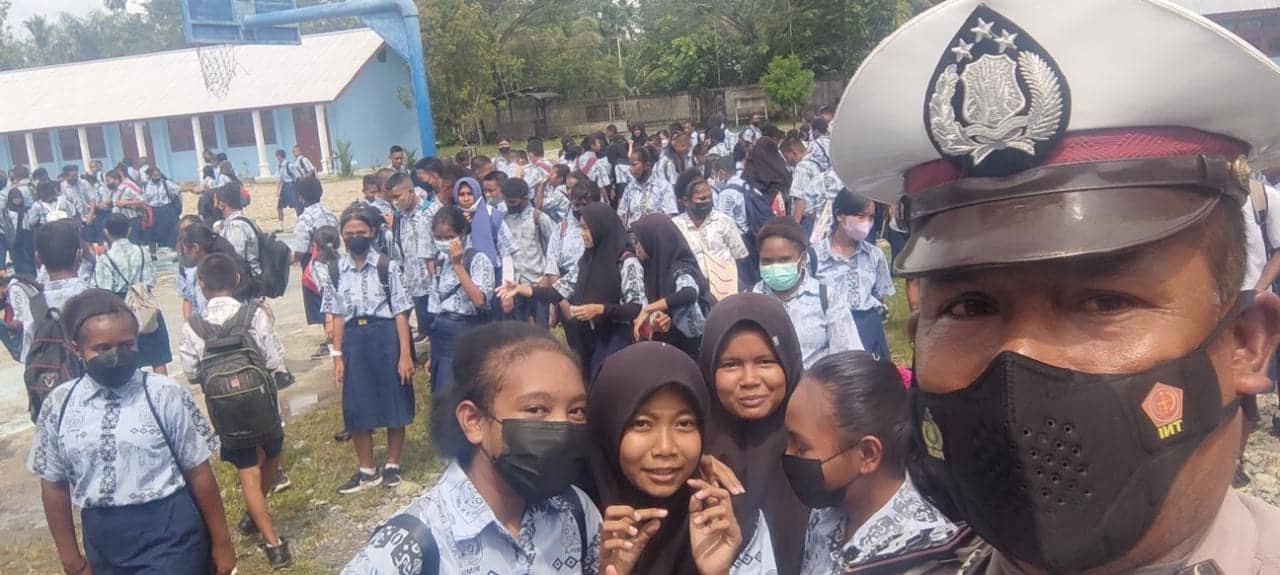 Ilustrasi berita Mimika: Ingatkan Konsentrasi Saat Berkendara, 300 Pelajar SMP Negeri 4 Timika Dapat Dikmas dari Unit Lantas Polsek Kuala Kencana