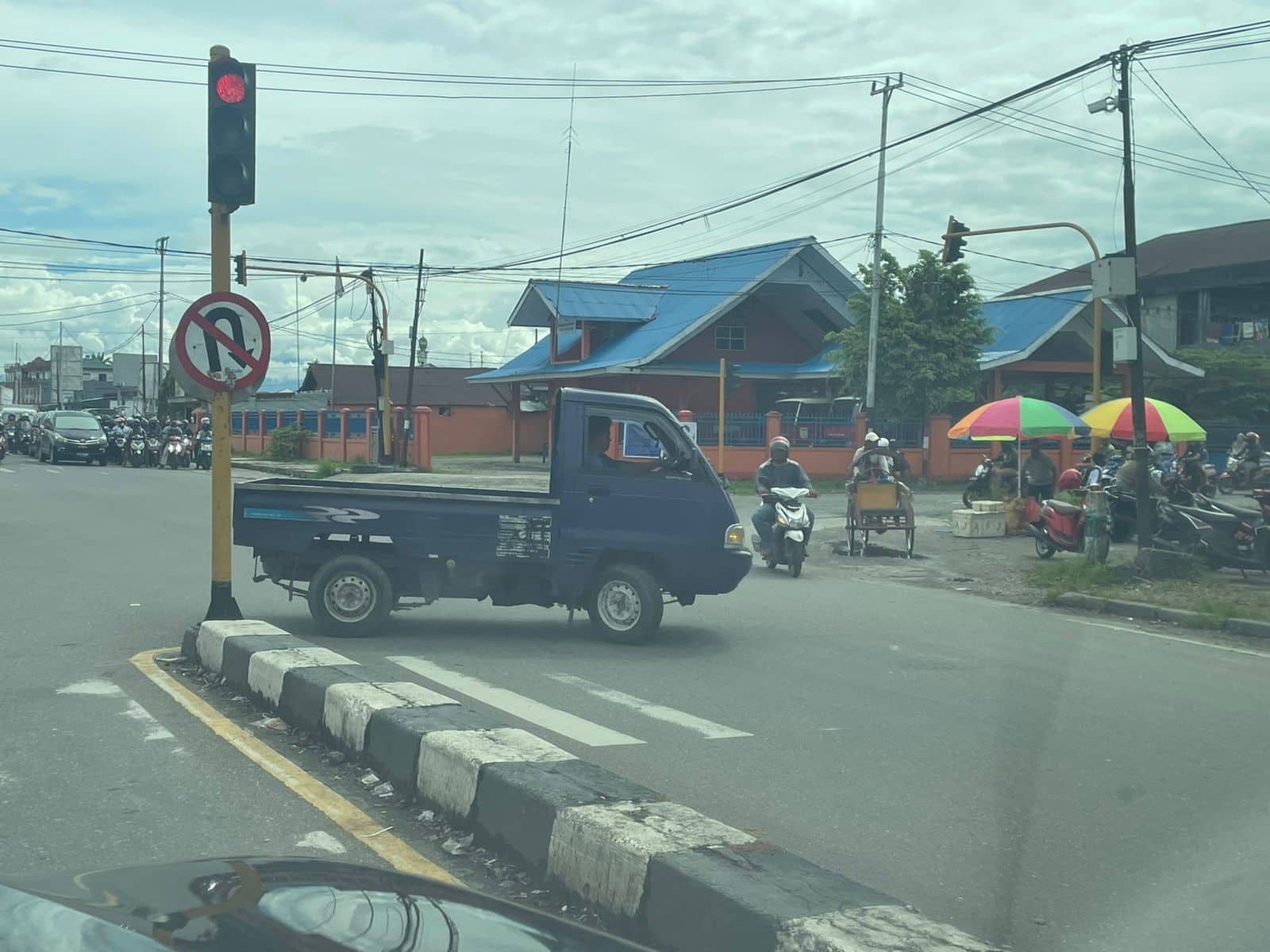 Ilustrasi berita Mimika: Sepucuk Surat Cinta dari Lampu Merah Kota Timika, Aku Selalu di Sini Tapi Sering Tak Dianggap, Kamu Menelikung Tepat di Depan Mataku