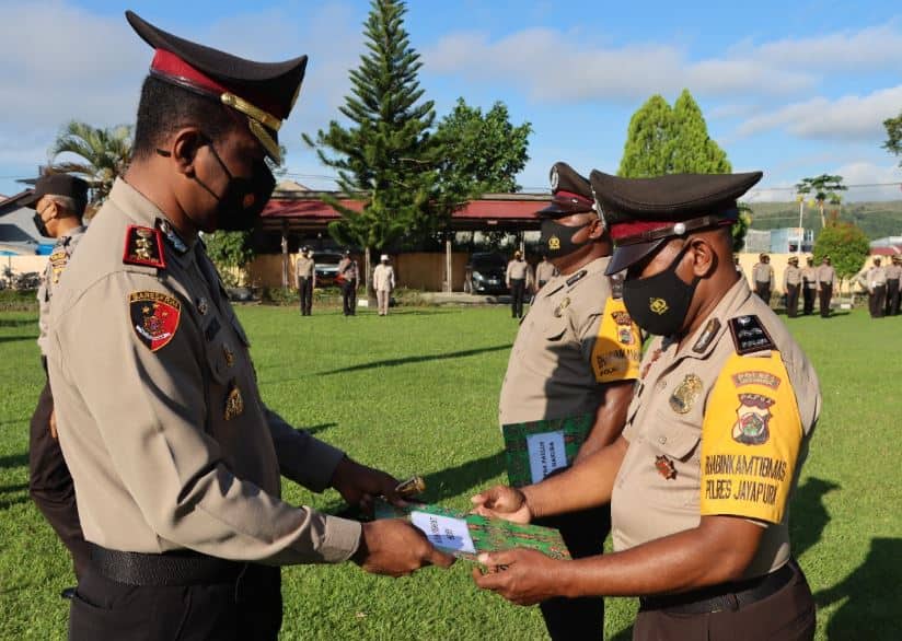 Ilustrasi berita Papua: Dua Anggota Polri Bhabinkamtibmas Terima Reward Dari Kapolres Jayapura
