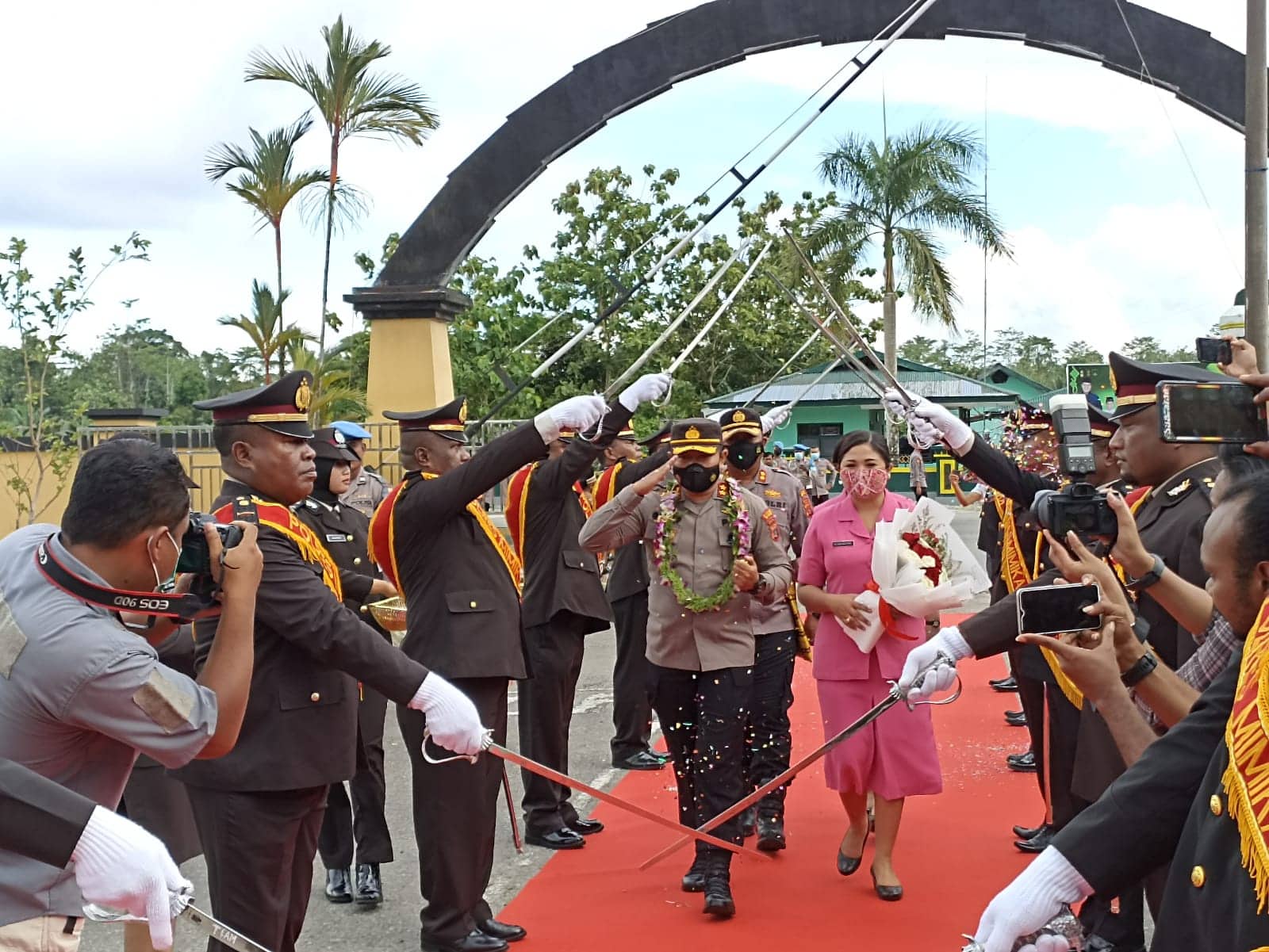 Ilustrasi berita Mimika: Disambut Pedang Pora, AKBP I Gede Putra Resmi Jabat Kapolres Mimika, Begini Pesan Terakhir AKBP Era Adhinata