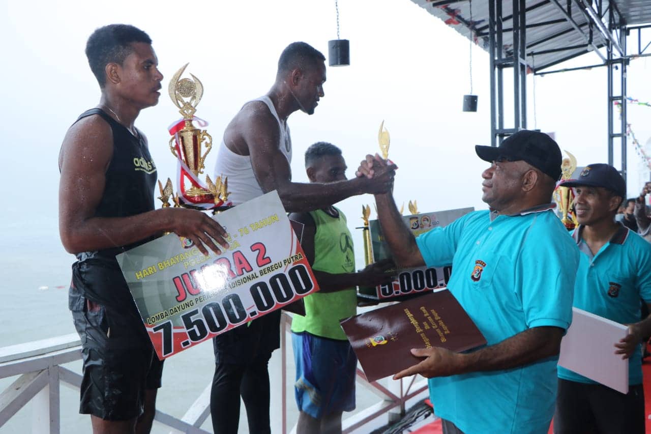 Ilustrasi berita Papua: Kapolda Papua Serahkan Piala Kepada Pemenang Lomba Dayung Tradisional