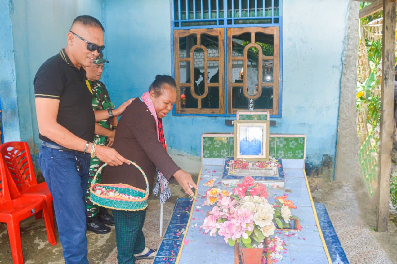 Ilustrasi berita Papua: Kolonel Inf Josua Sembiring Gantikan Danrem 172/PWY Brigjen TNI Izak Pangemanan, Lakukan Ziarah Ke Makam Tokoh Papua