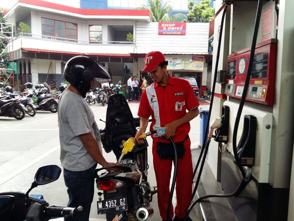 Ilustrasi berita Papua: Antrean Pengisian BBM "Mengular" Direktorat Reskrimsus Polda Papua Panggil Pertamina dan 7 Pemilik SPBU
