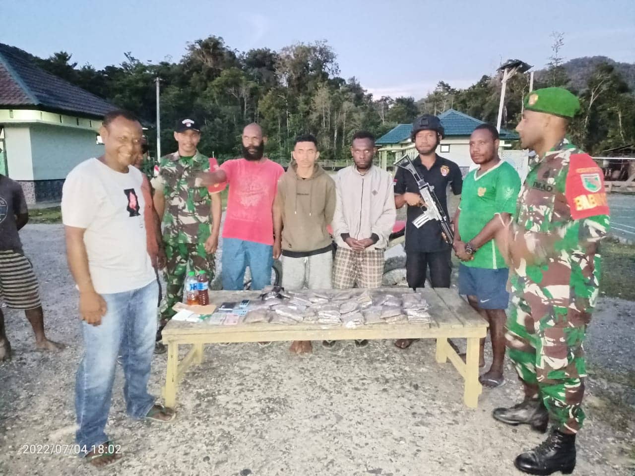 Ilustrasi berita Papua: Awas!! Ibukota Provinsi Papua Pegunungan Sasaran Peredaran Narkoba, Pos Ramil Benawa Amankan 2,7 Kilogram Ganja Siap Edar