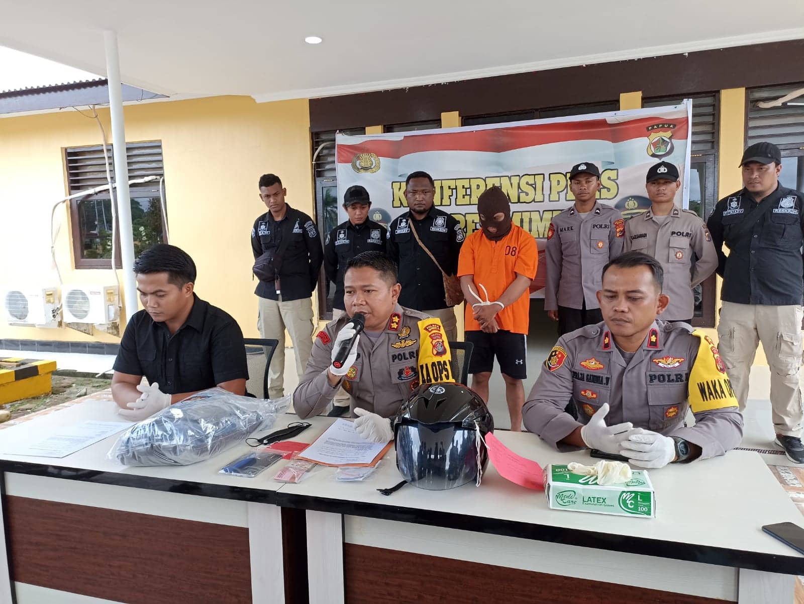 Ilustrasi berita Mimika: Pelaku Pencurian Dalam Jok Motor Diamankan, Hukuman 7 Tahun Penjara Menanti, Dua Tersangka DPO