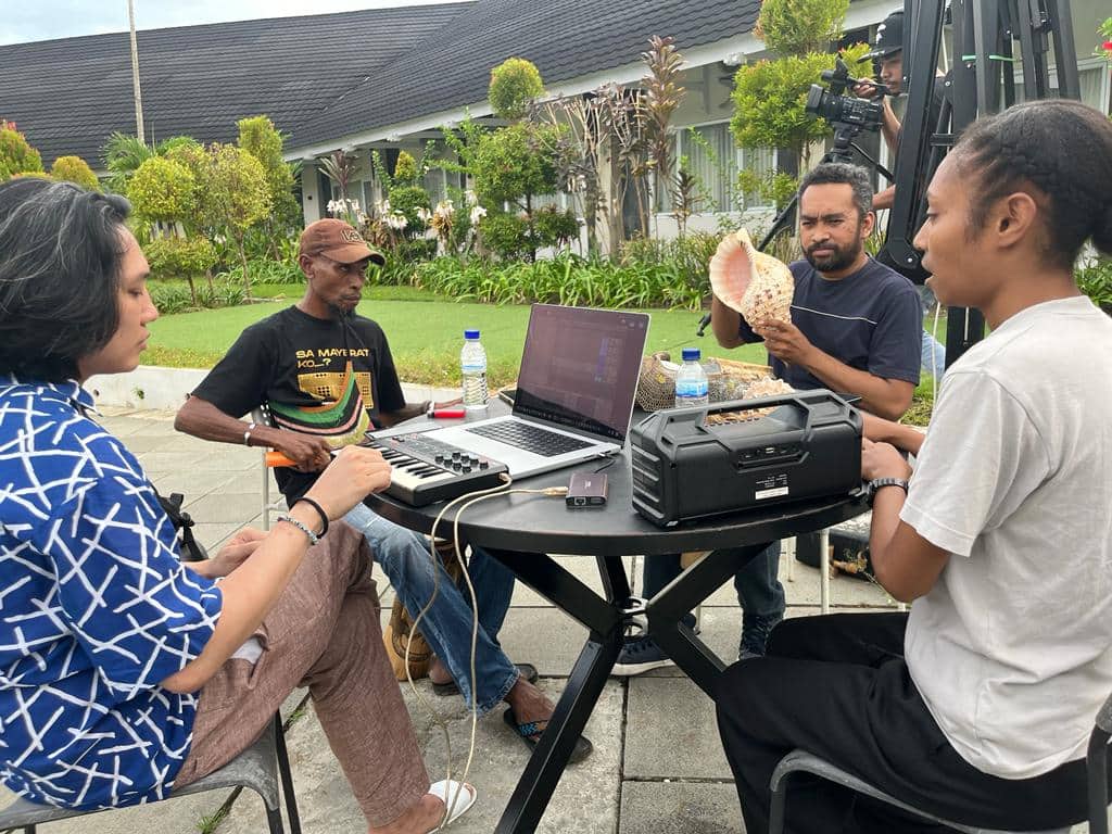 Ilustrasi berita Papua: Kolaborasi Empat Musisi Muda Papua dan 14 Seniman dari Berbagai Daerah Indonesia Warnai Ajang Temu Seni di Jayapura