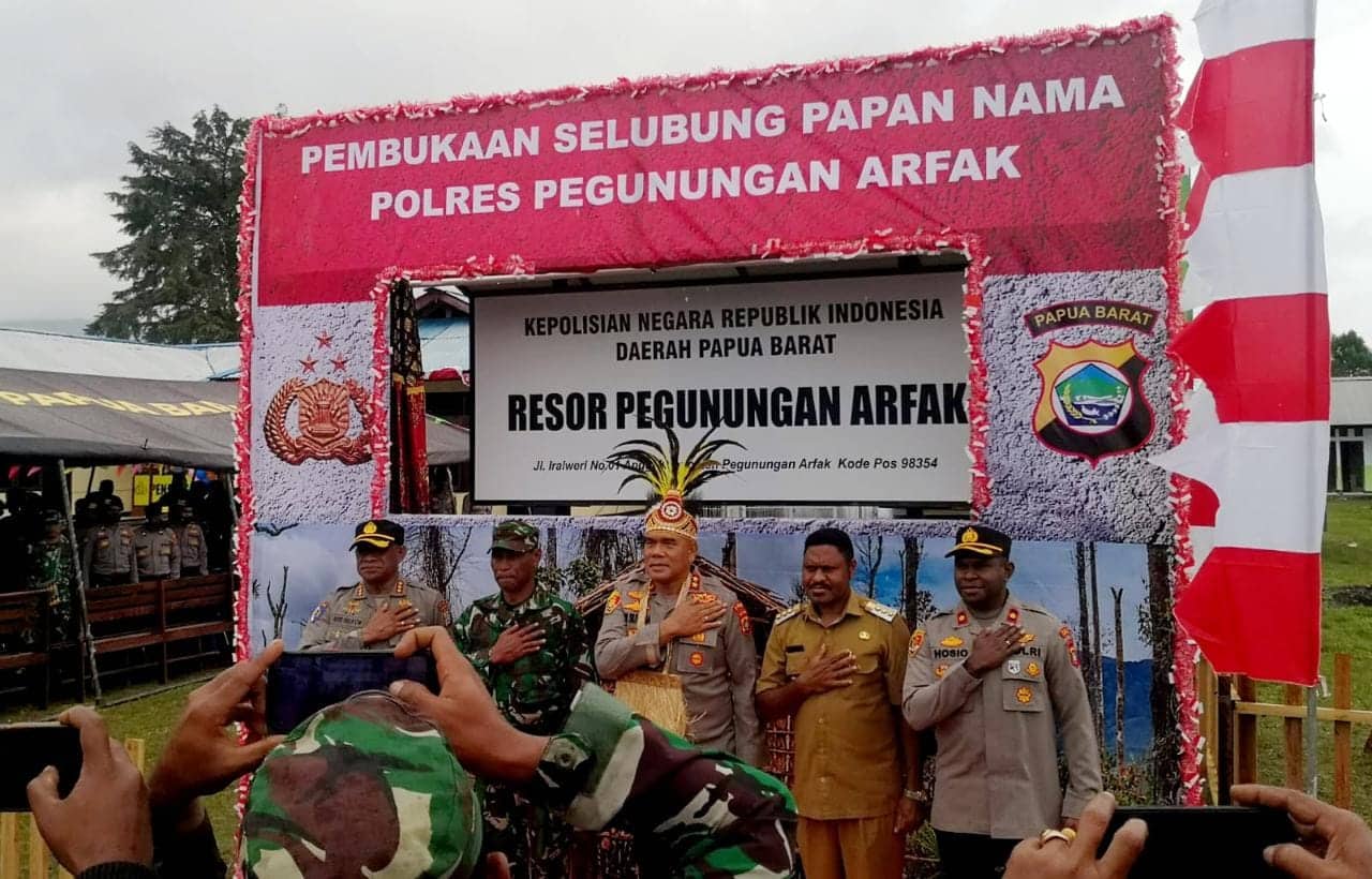 Ilustrasi berita Papua: Kunjungi Pegunungan Arfak, Kapolda Papua Barat Buka Selubung Papan Nama Polres