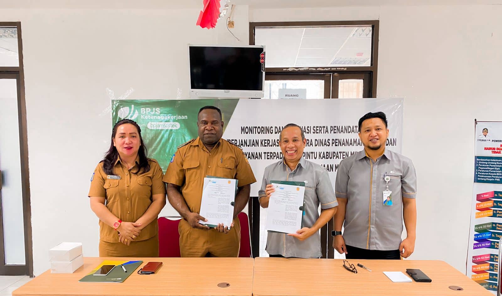 Ilustrasi berita Mimika: Warga Timika yang Mengurus Ijin Usaha di DPMPTSP Wajib Sertakan Pekerja dalam Program BPJS Ketenagakerjaan