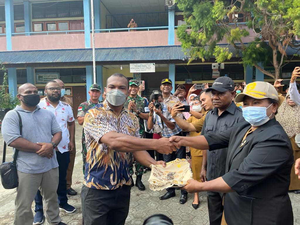 Ilustrasi berita Papua: Usai 9 Bulan Dipalang, Danrem 172/PWY Saksikan Penyerahan Kunci SMP Negeri 1 Sentani