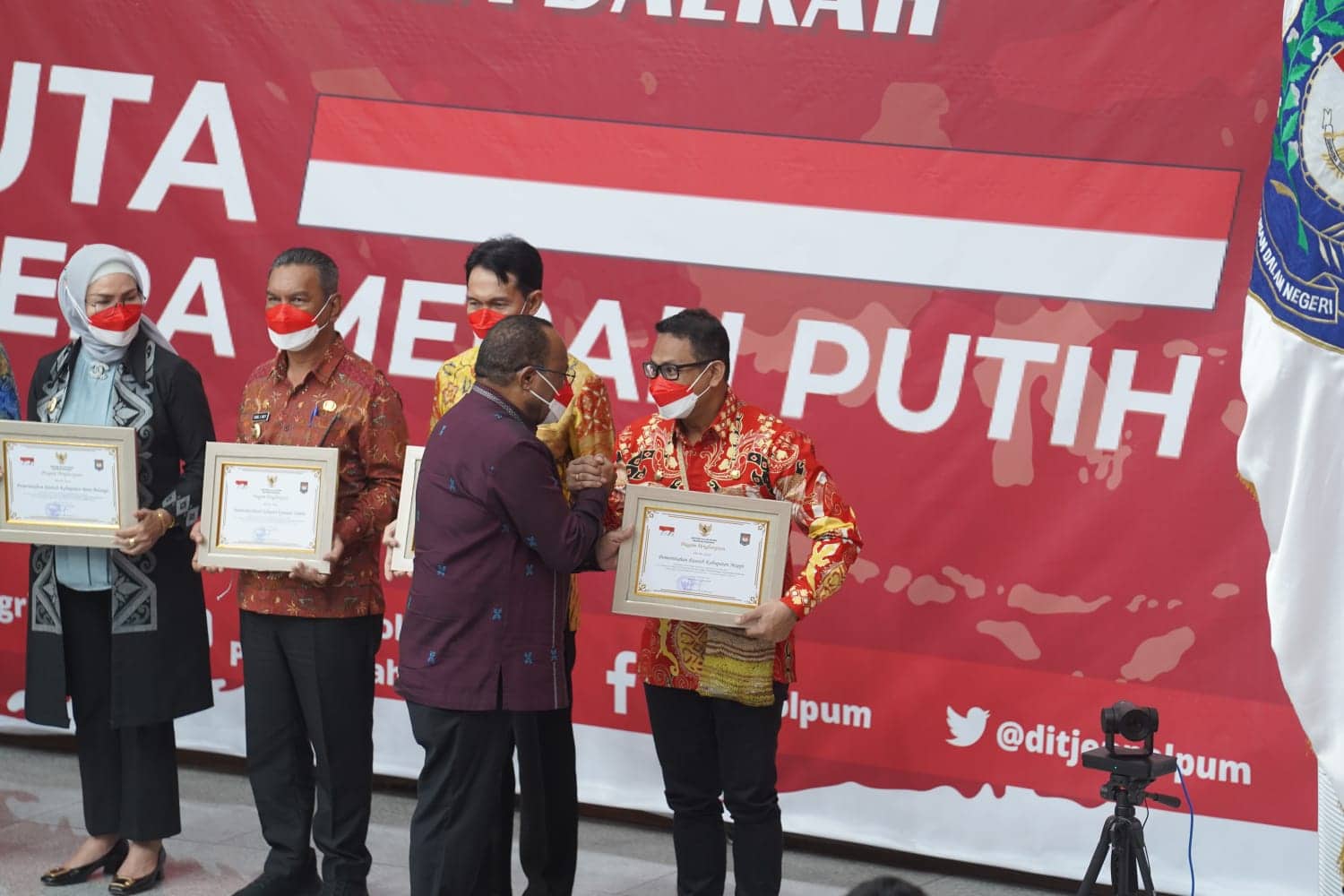Ilustrasi berita Papua: Sukseskan Program Pembagian 10 Juta Bendera Merah Putih, Pemkab Mappi Terima Penghargaan Kemendagri