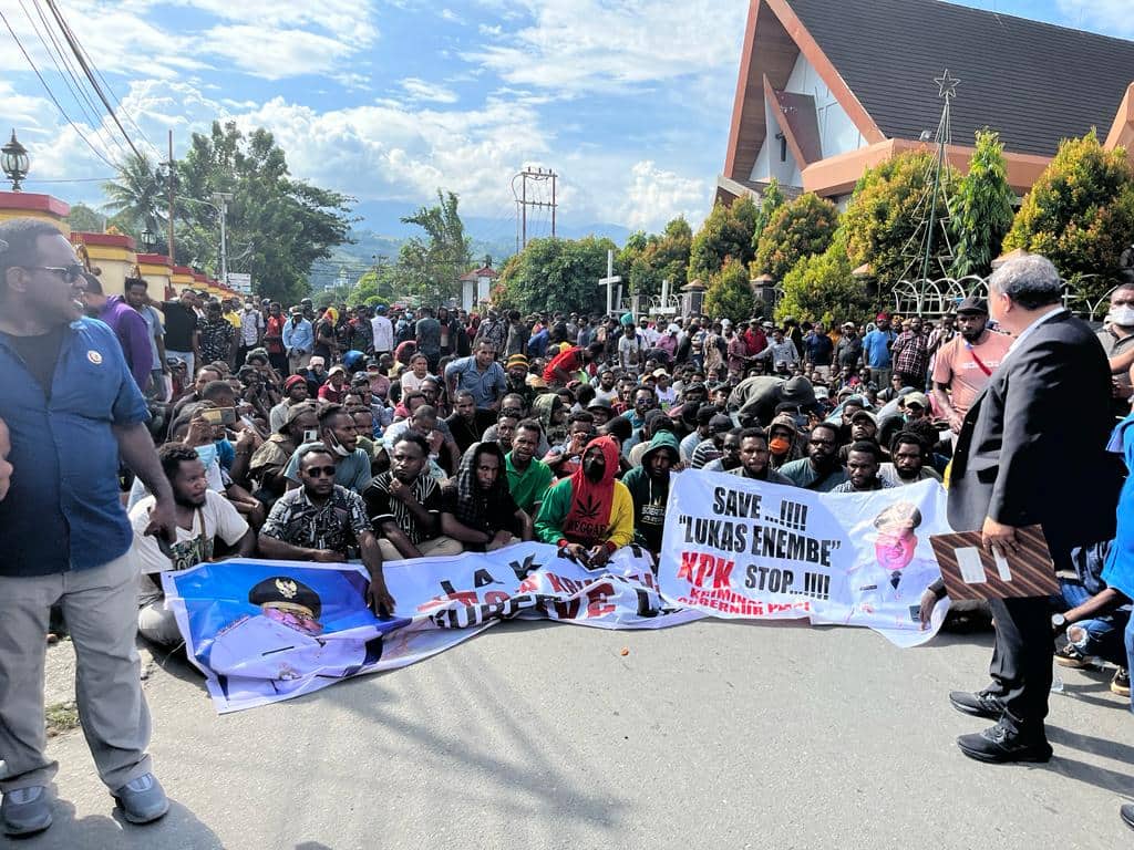 Ilustrasi berita Papua: Hendak Diperiksa KPK, Jubir Nyatakan Gubernur Papua Sakit, Ratusan Simpatisan Demo di Mako Brimob Polda Papua