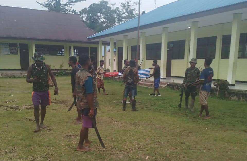 Ilustrasi berita Papua: Hadang Bupati Maybrat, Teroris KKB Papua Duduki SD Kisor dan Bentangkan Bendera Bintang Kejora