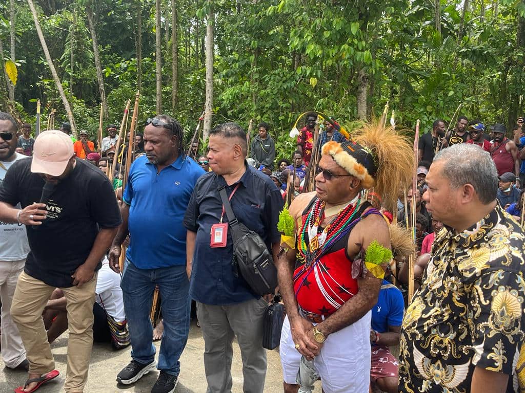Ilustrasi berita Papua: Keluarga Besar Tak Akan Izinkan Lukas Enembe Keluar dari Kediaman Pribadi, Persilahkan KPK ke Jayapura