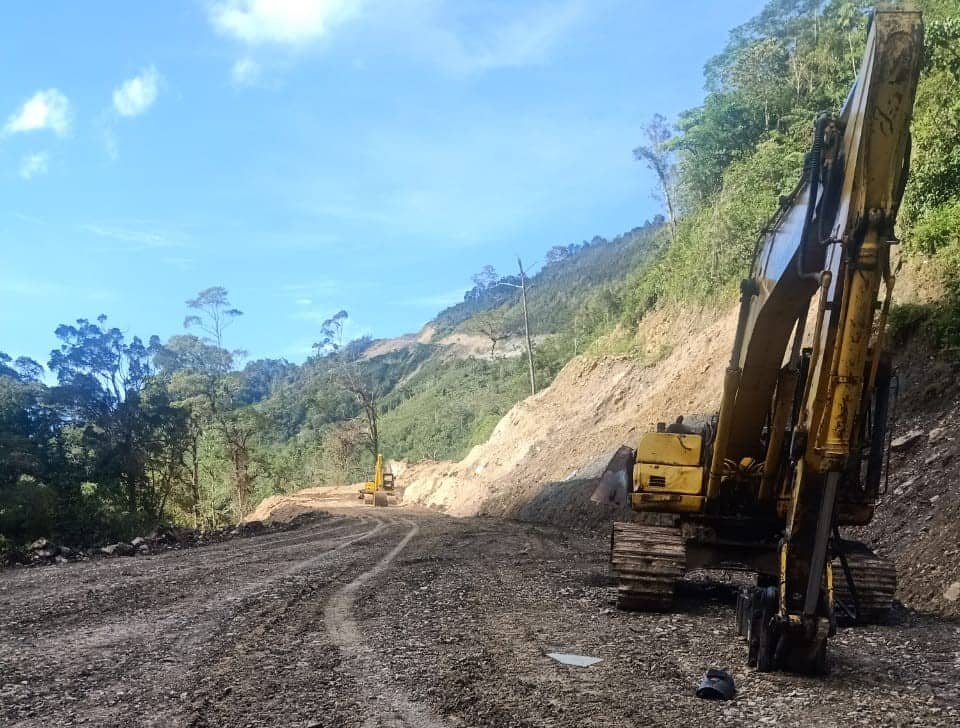 Ilustrasi berita Papua: Breakingnews : KKB Bakar Alat Berat Proyek Jalan di Pegunungan Bintang Papua, 24 Pekerja Selamat, 10 Lainnya Tertahan di Lokasi