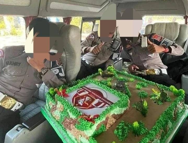 Ilustrasi berita Papua: Dua Oknum Anggota Polri Jilat Kue HUT TNI di Manokwari Mulai Jalani Sidang Kode Etik, Terancam Dipecat