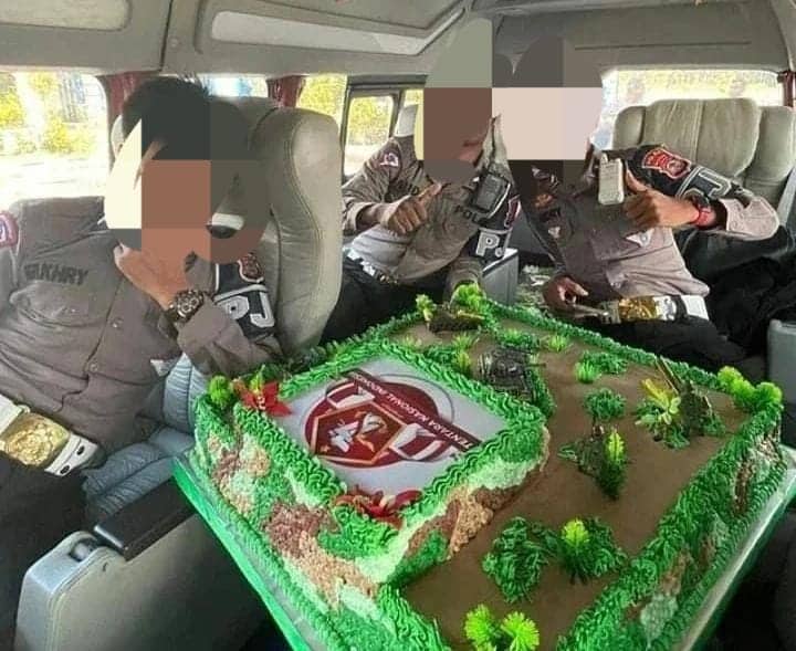 Ilustrasi berita Papua: Viral Oknum Polisi Jilat Kue HUT TNI untuk Kodam Kasuari, Pelakunya Sudah Ditindak