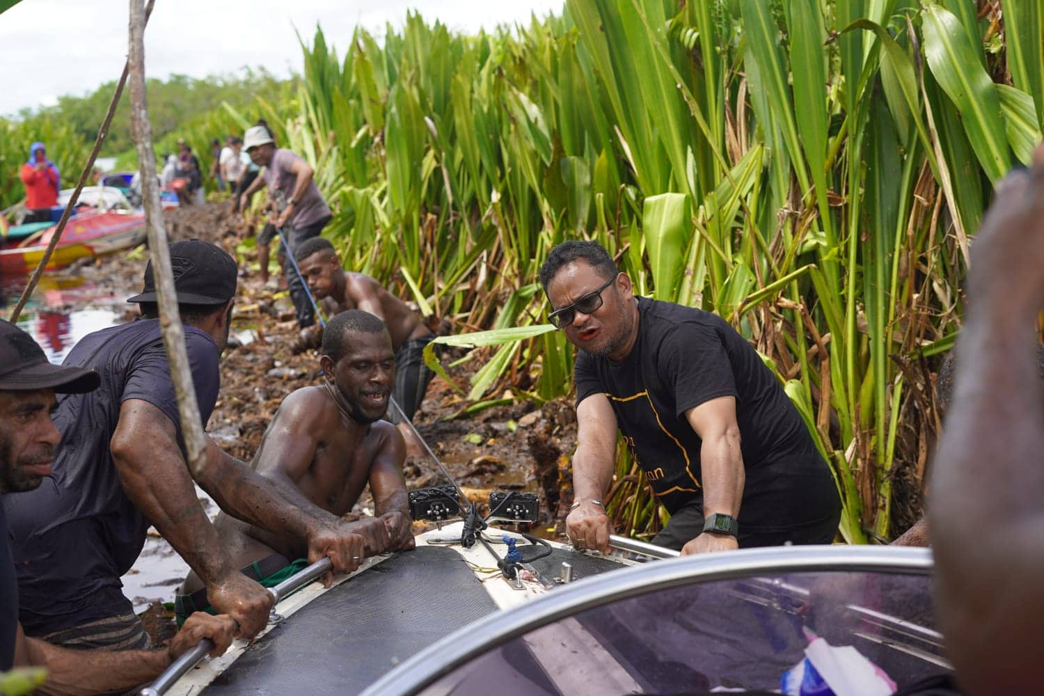 Ilustrasi berita Mimika: Demi Bertemu Warga di Pedalaman, Pj. Bupati Mappi Rela Dorong Speedboat di Aliran Sungai Weldeman yang Tertutup Tebu Rawa