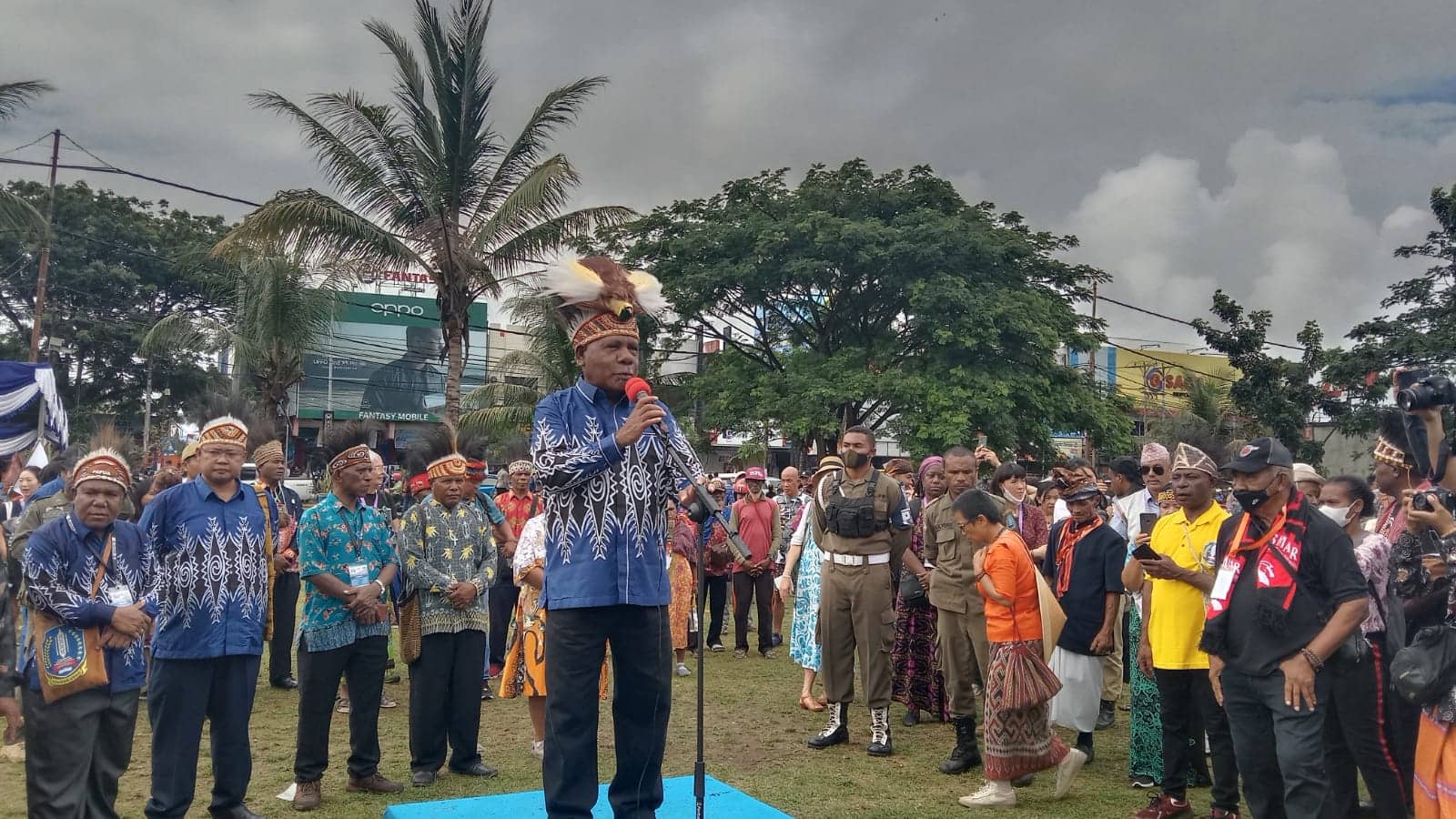 Ilustrasi berita Papua: Lepas Parade Budaya Nusantara, Mathius Awoitauw : KMAN VI Untuk Bangun Komitmen Jaga Kualitas Masyarakat Adat Untuk NKRI