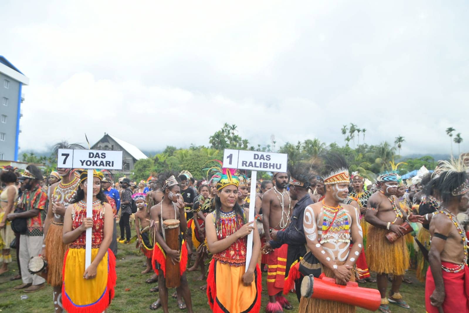 Ilustrasi berita Papua: Meski Diguyur Hujan, Peserta Kirab Budaya KMAN Tetap Memenuhi Lapangan Theys Eluay