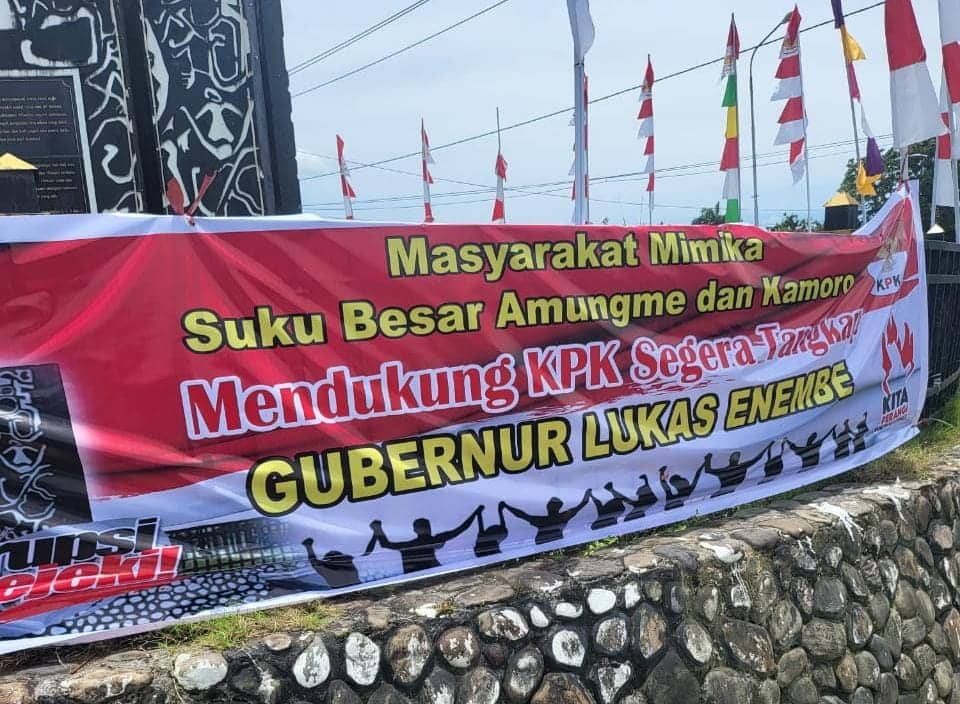 Ilustrasi berita Mimika: Tokoh Amungme Kecam Pemasangan Spanduk Dukungan KPK Tangkap Gubernur LE di Bundaran Timika Indah