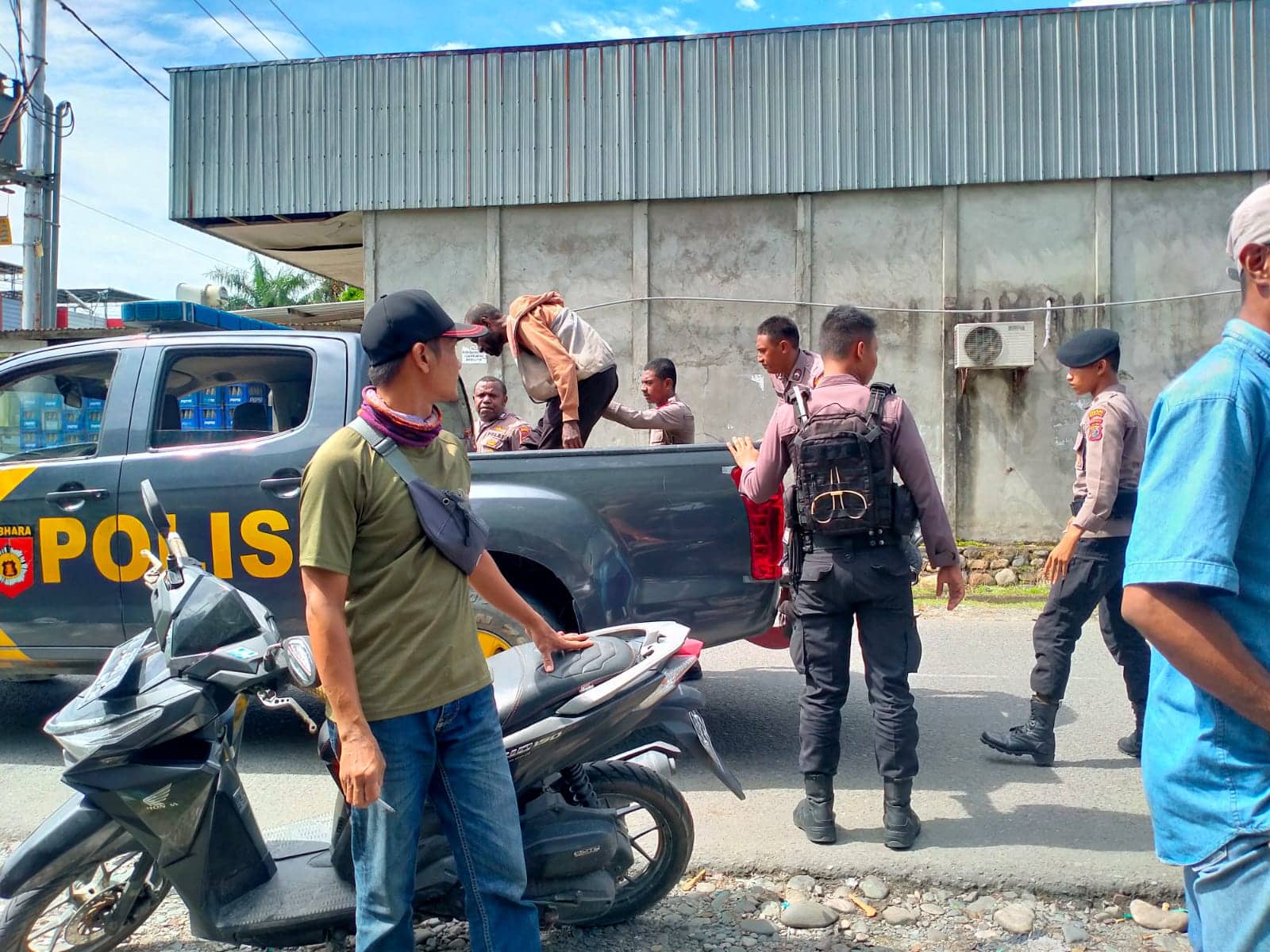 Ilustrasi berita Mimika: Maling Karpet, Seorang Pemuda Mabuk Nyaris Dihajar Warga di Jalan Budi Utomo Timika