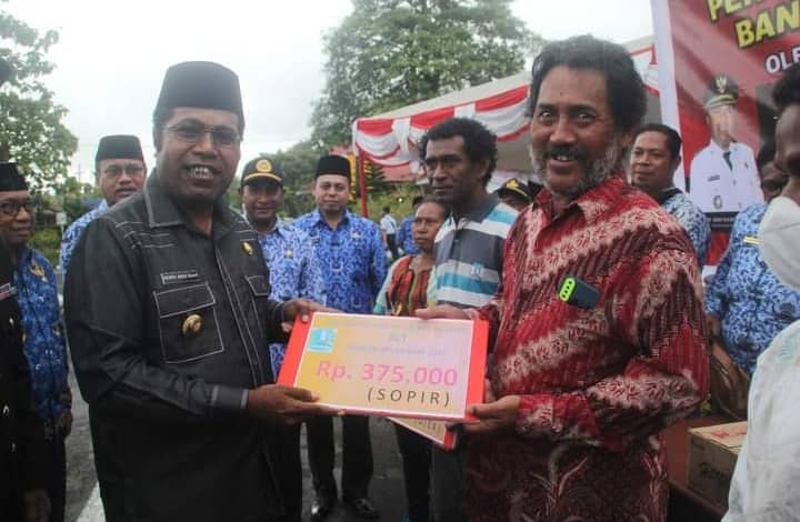 Ilustrasi berita Papua: Peringati Hari Pahlawan ke-77, 1.332 Nelayan, 532 Tukang Ojek dan 179 Sopir Angkutan di Biak Terima BLT