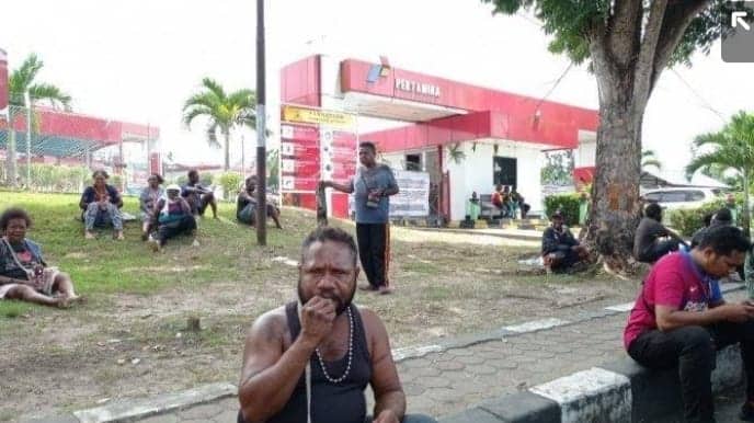 Ilustrasi berita Papua: Terminal Fuel Pertamina Manokwari Dipalang, Pelayanan BBM Sempat Terganggu