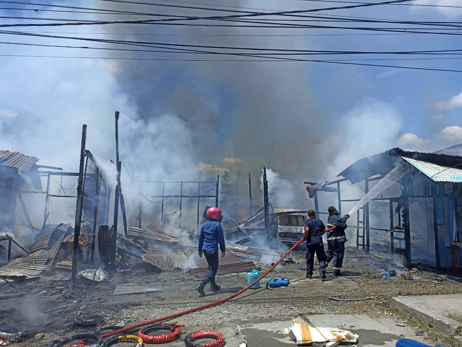 Ilustrasi berita Mimika: Terhitung Sudah 4 Bangunan dan Mobil di Depan SPBU Nawaripi yang Hangus Terbakar