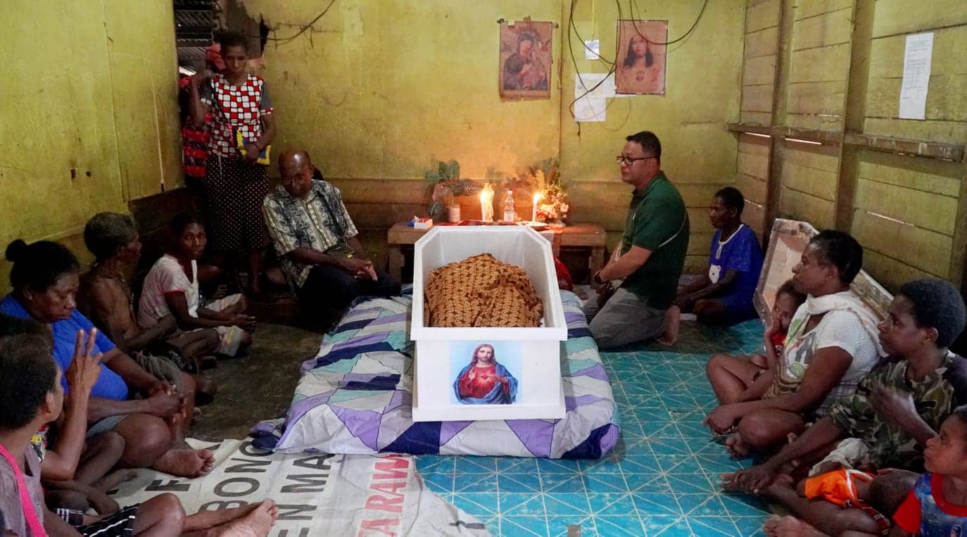 Ilustrasi berita Papua: Melayat ke Rumah Korban Bentrok, Penjabat Bupati Mappi Serukan Hidup Damai, Aman dan Rukun