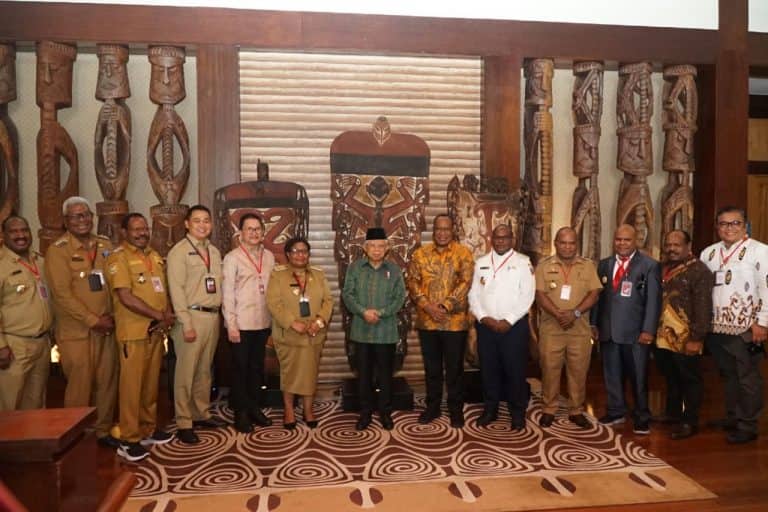 Ilustrasi berita Mimika: Parade Foto : PLT Bupati Johannes Rettob Dampingi Wapres Ma'ruf Amin di Timika