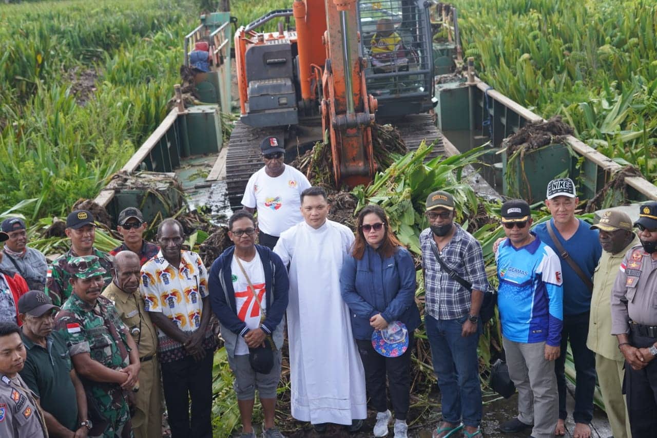 Ilustrasi berita Papua: Pembersihan Tebu Rawa di Sungai Weldeman Dimulai, Penjabat Bupati Mappi Target Tuntas Sebelum Natal