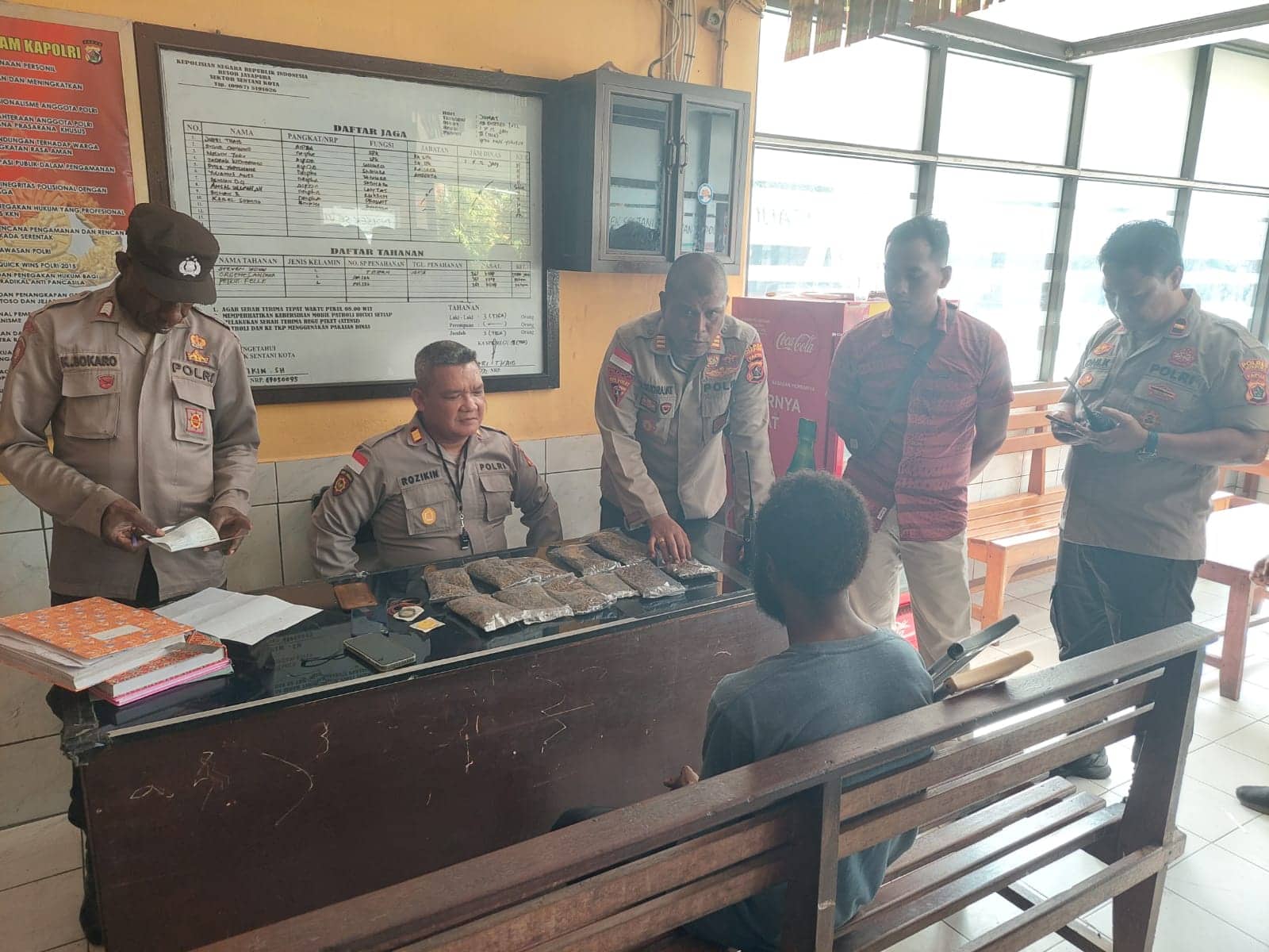 Ilustrasi berita Papua: Polisi Amankan 11 Paketan Ganja di Sentani, Satu Pelaku Berhasil Kabur