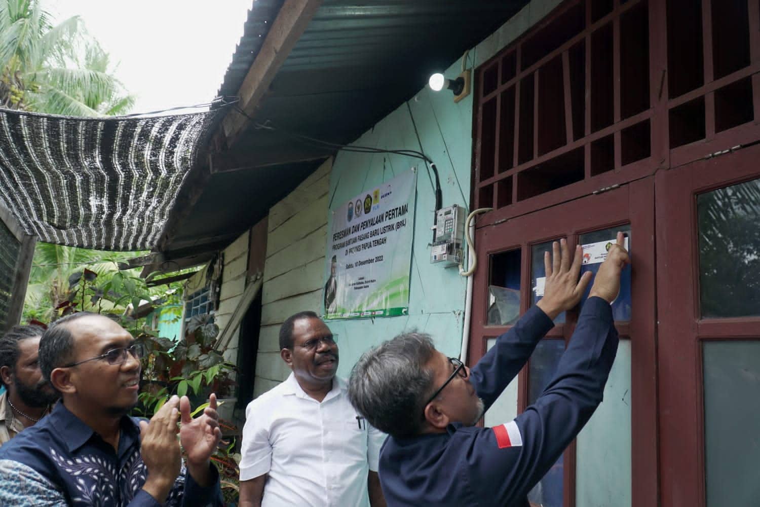 Ilustrasi berita Papua: Sinergi PLN dan Pemerintah Berikan Bantuan Pasang Baru Listrik Gratis 1.920 Rumah di Tanah Papua