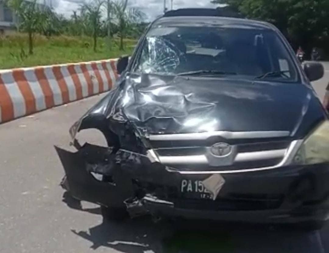 Ilustrasi berita Mimika: Motor Vixion Hantam Innova Hitam di Jalan Masuk Bandara Timika, Pengendara Patah Kaki