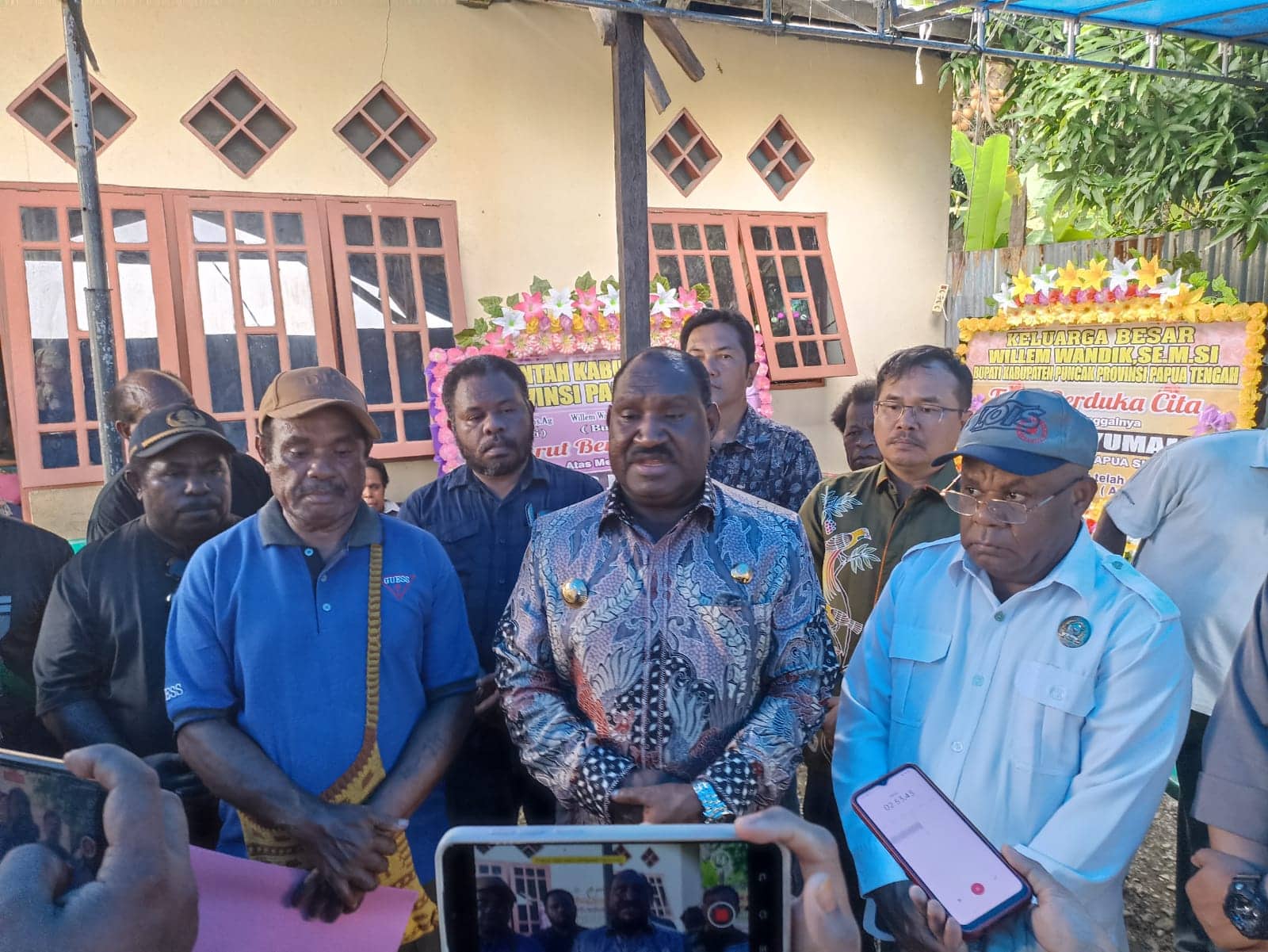 Ilustrasi berita Papua: Bayar Rp 1 Miliar, Bupati Puncak Beri Penghormatan Terakhir Kepada Pegawai Bank Papua, Kutuk Perbuatan Keji Para Pelaku