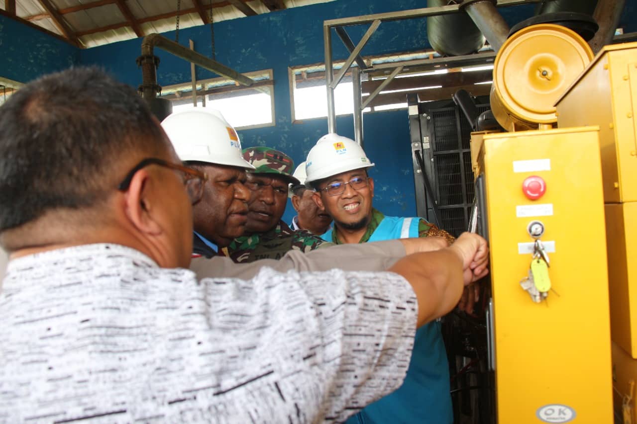 Ilustrasi berita Papua: Kado Natal untuk Masyarakat, PLN Sambung Aliran Listrik ke 750 Pelanggan di Distrik Kobagma, Mamberamo Tengah