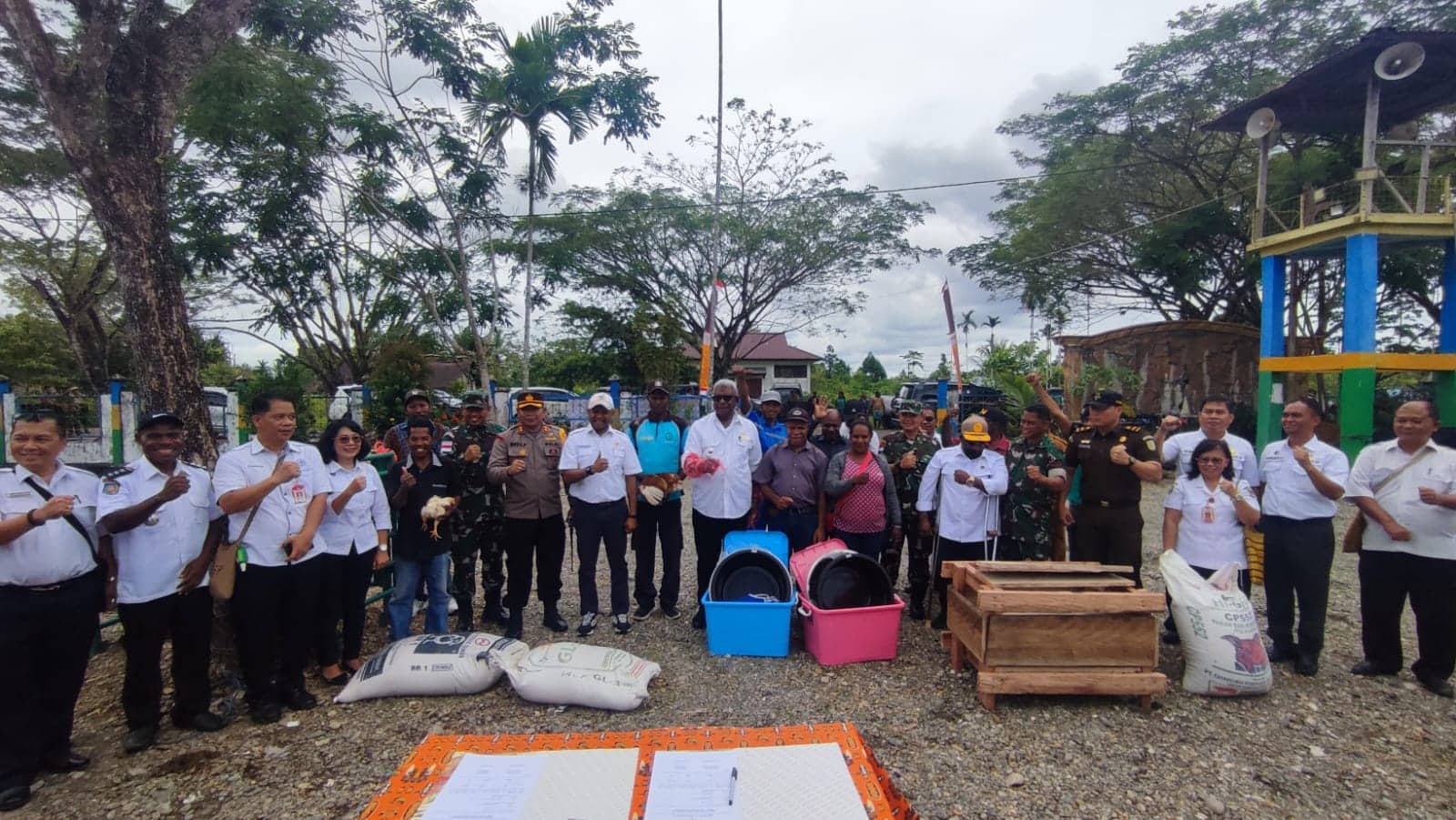 Ilustrasi berita Mimika: Parade Foto Penyerahan Bantuan Bibit dan Sarana Ternak dan Launching IB Disnakeswan Mimika