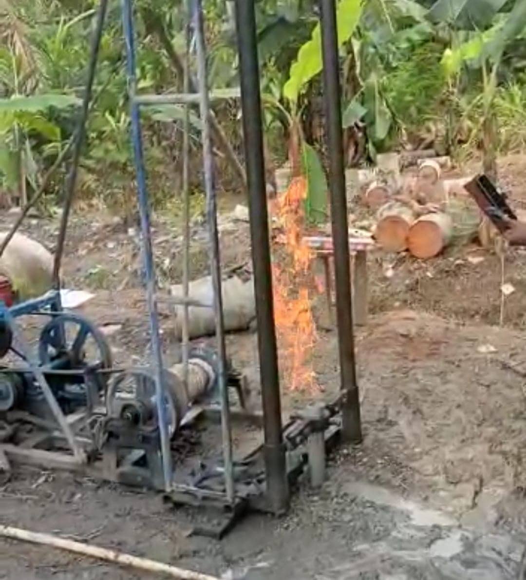 Ilustrasi berita Mimika: Heboh, Hendak Bor Air Tanah, Malah Keluar Gas Alam di Rumah Warga Poros Pomako