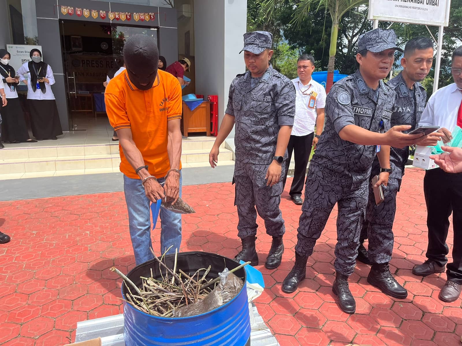 Ilustrasi berita Papua: Modus Peredaran Ganja di Lapas Narkotika Jayapura Terungkap, Ternyata Diempar dari Luar, 3 Kilogram Dimusnahkan