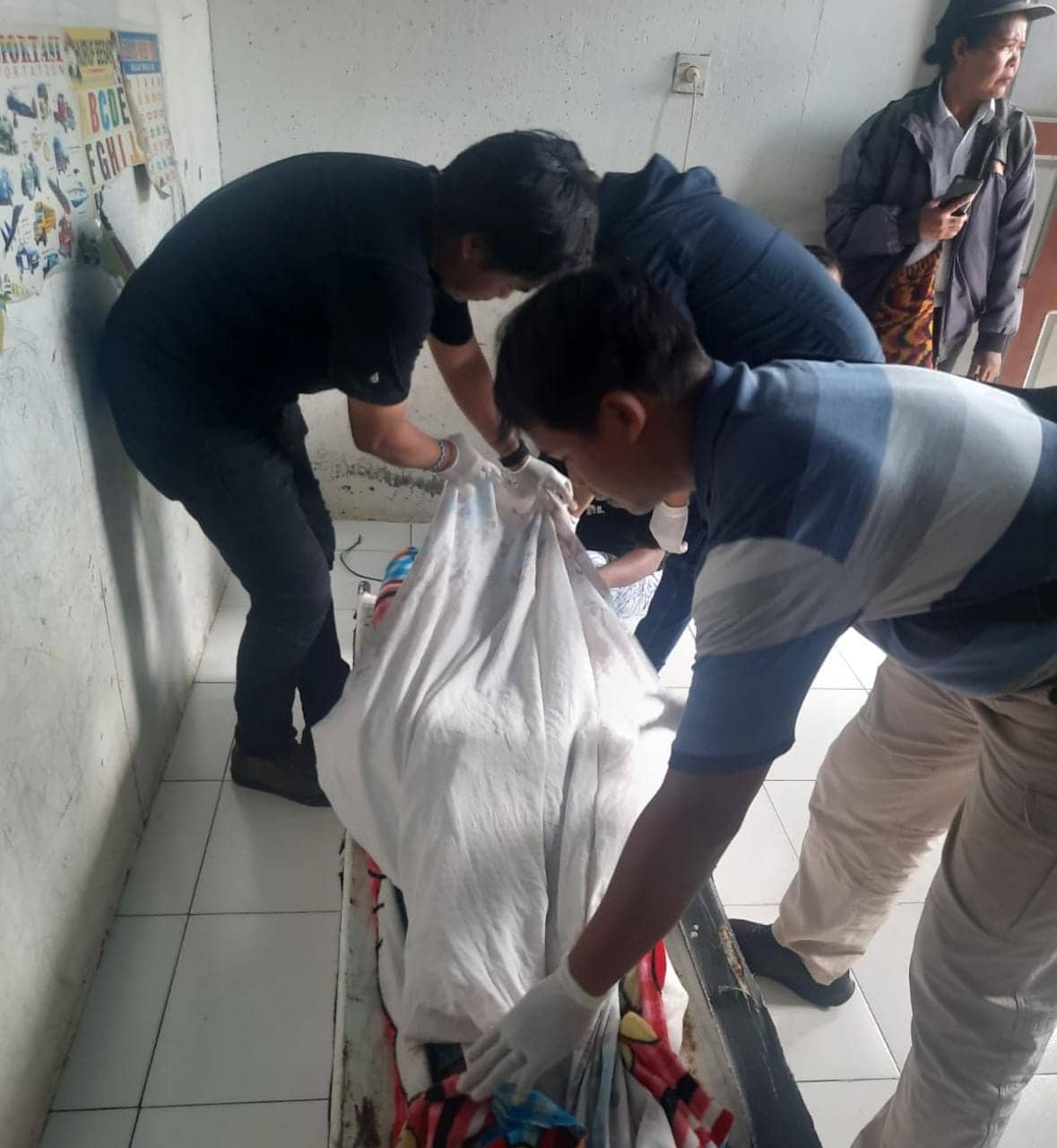 Ilustrasi berita Mimika: Niat Kunjungi Kuburan Anak, Seorang Warga Jalan Perintis Timika Ditemukan Gantung Diri di Kamar Mandi