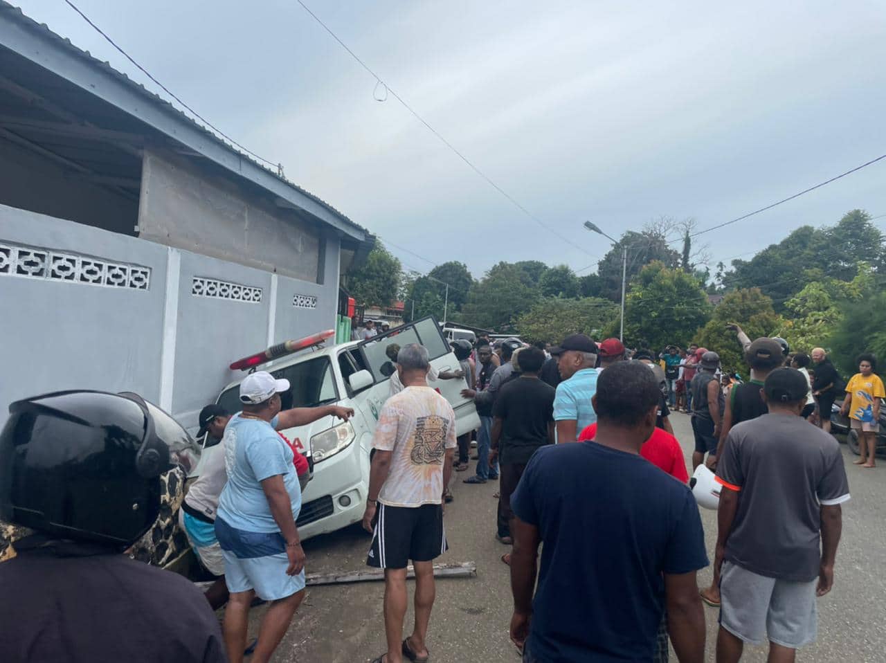 Ilustrasi berita JAYAPURA: Bikin Miris ! Sopir Ambulance Mabuk Tabrak Dua Sepeda Motor, Jenazah dan Mobil Terperosok di Parit